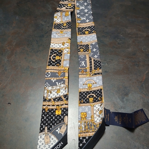 Authentic Louis Vuitton Monogram Black and Gold Scarf - Picture 4 of 11